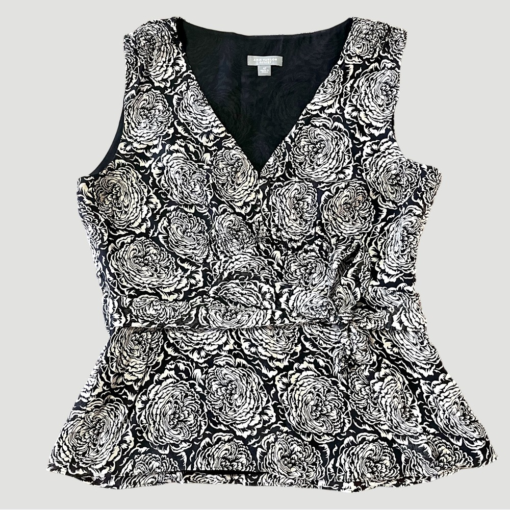 NWOT Ann Taylor Silk Floral Black & White lined Rose Floral Tank Top V-neck 2P